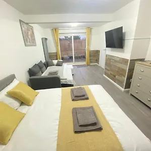 gatwick-studio-apartment.brighton-hotels-england.com/